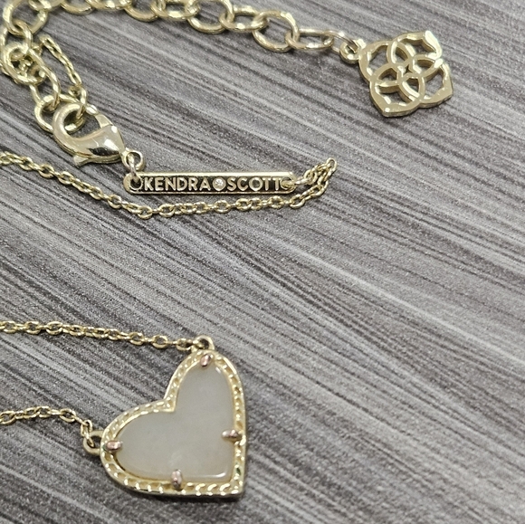 Kendra Scott Ari Heart Gold Pendant Necklace in Iridescent Drusy - Picture 4 of 9